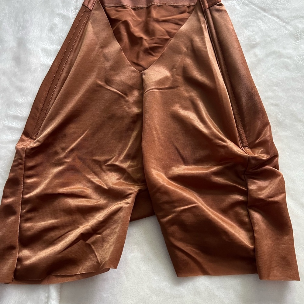 Skims low back short shape wear, color bronze